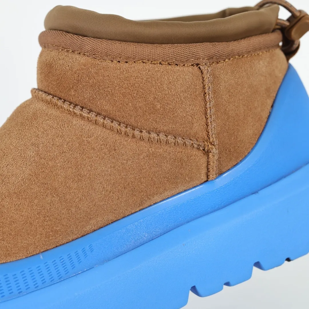 Copy price 💰700 Core recommendation Good price It is a very suitable choice for home furnishings. In recent years, uug has launched a series of styles, which are partial to the preferences of young consumers and have also moved to the forefront of fashion trends. Shoe body material: water-repellent coated suede upper, 17mm UGGPURE™ implantable wool insole, lightweight non-slip and comfortable rubber outsole, with brand LOGO and trademark. Comes with a full set of packaging. Size: 35 36 37 38 3940 41 42 43 44 45